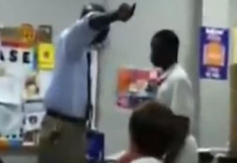 Учитель преподал хороший урок ругающимся ученикам