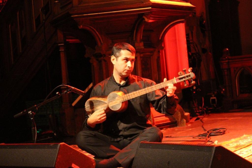 Alim Qasımov kilsədə oxudu