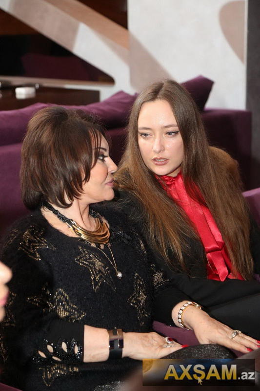 Amaliya Pənahova yeni görünüşdə