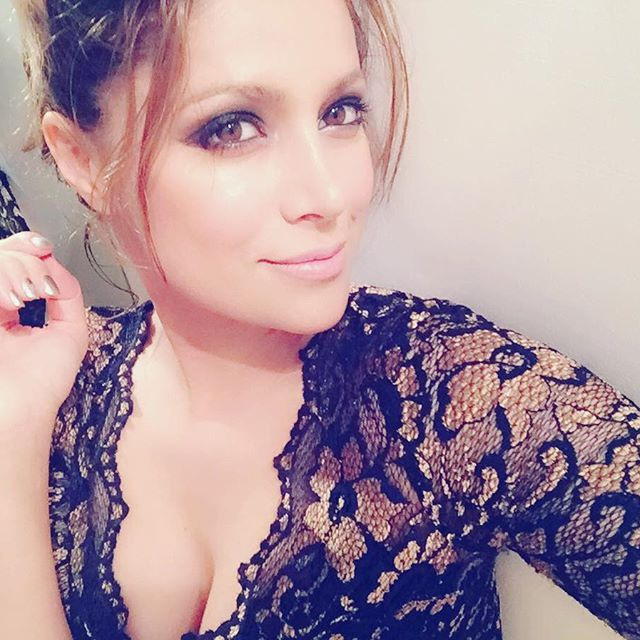 Nigar Camalın dekoltesi "İnstagram"ı "silkələdi"