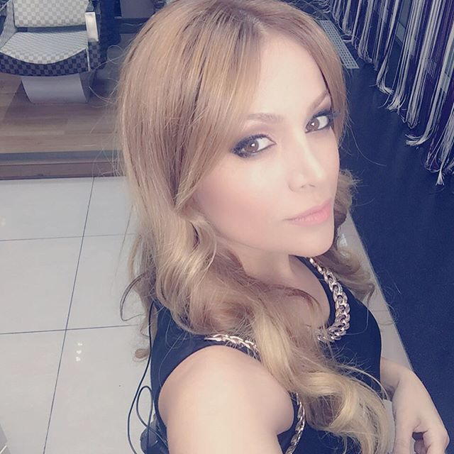 Nigar Camalın dekoltesi "İnstagram"ı "silkələdi"