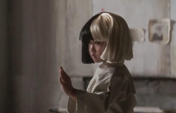 Эта японская каратистка стала звездой нового клипа Sia