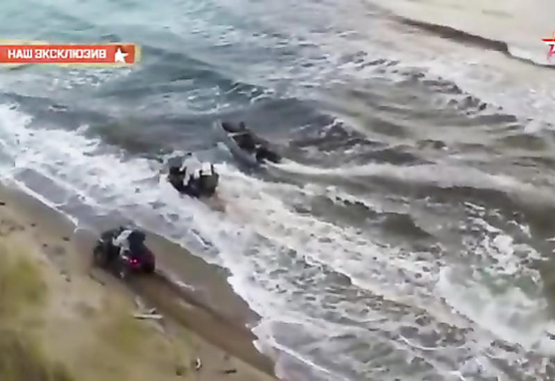 Боевой квадроцикл против моторной лодки: кто кого?