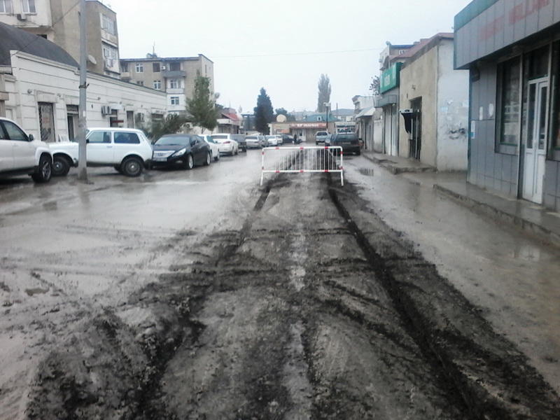 Этой части Баку дали воду, но оставят без нового асфальта