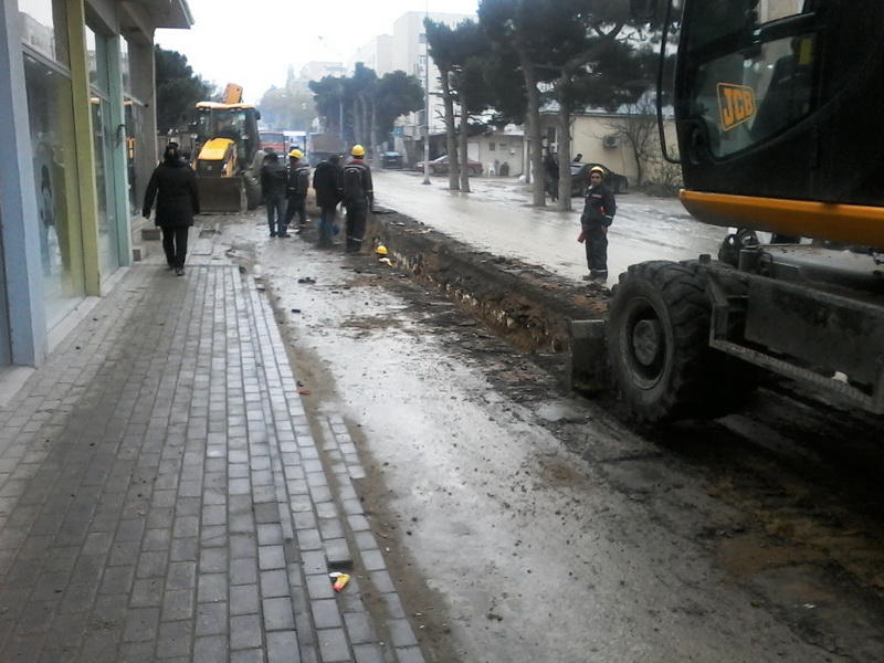 Этой части Баку дали воду, но оставят без нового асфальта
