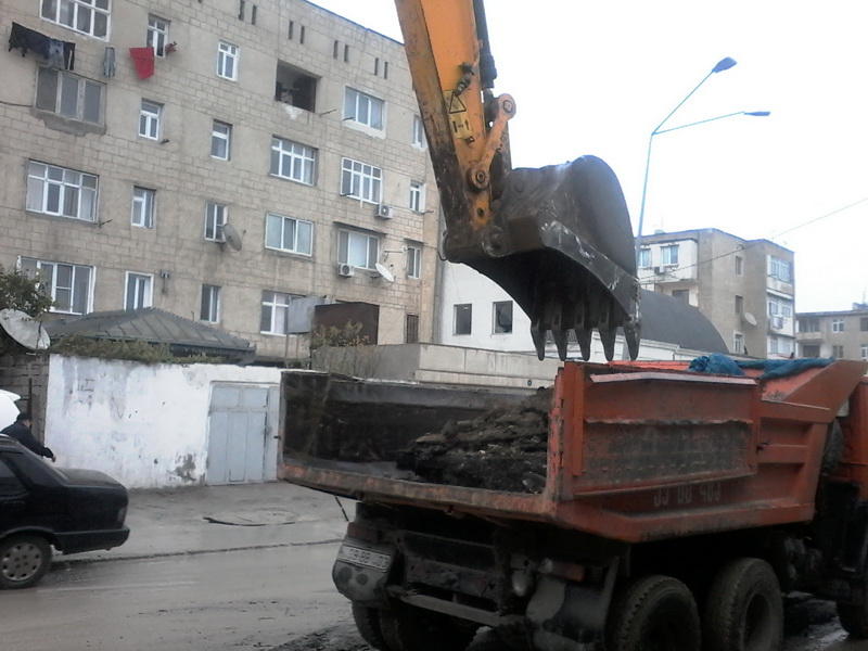 Этой части Баку дали воду, но оставят без нового асфальта