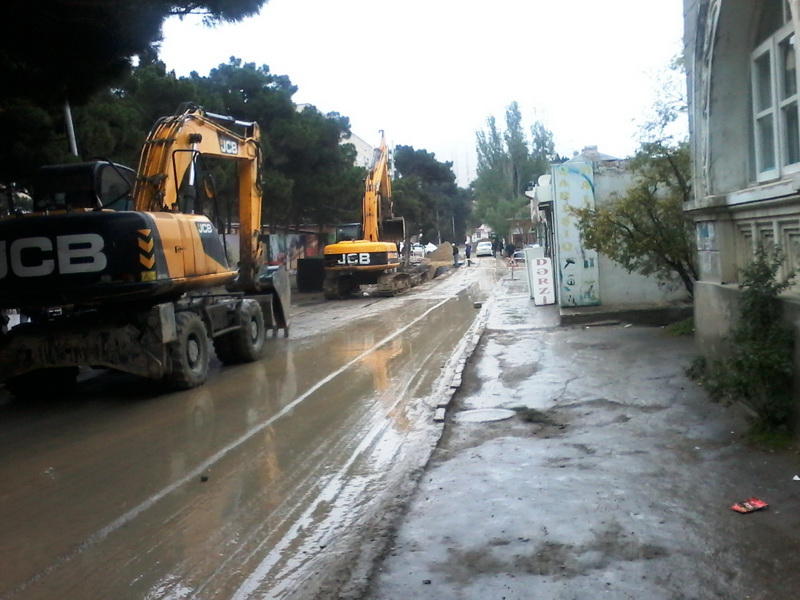 Этой части Баку дали воду, но оставят без нового асфальта