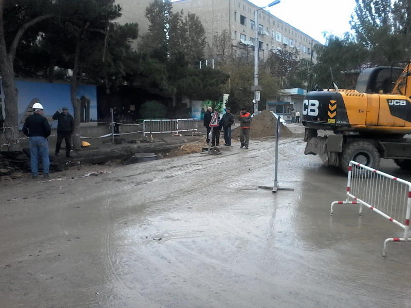 Этой части Баку дали воду, но оставят без нового асфальта