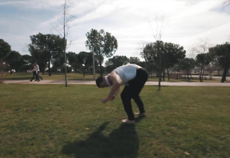 Парень показывает супер навыки в боевых искусствах