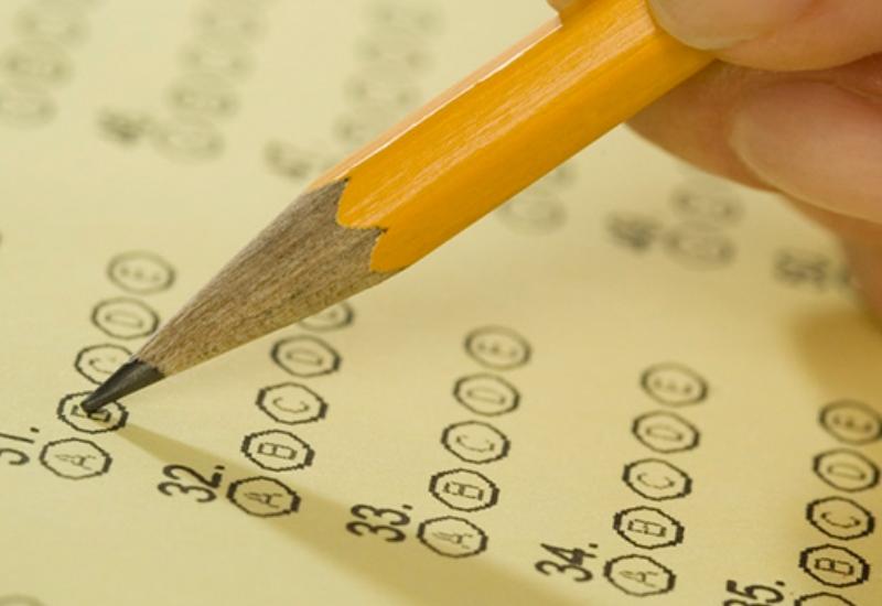 100-ə yaxın məzun adını da yaza bilmir