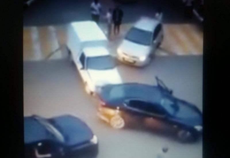 Hoqqabazlıq edən sürücünü döyüb maşınını belə əzdilər
