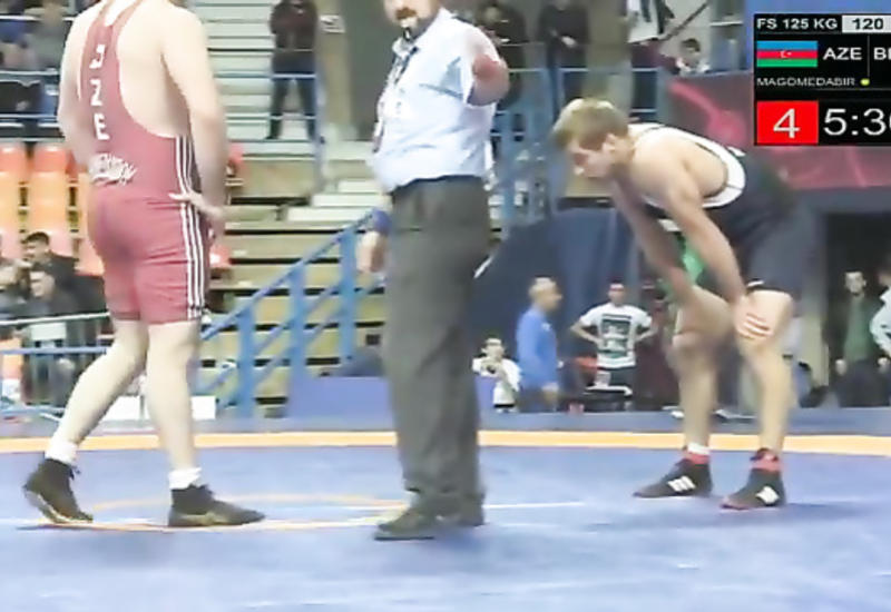 Борцы устроили драку на соревновании