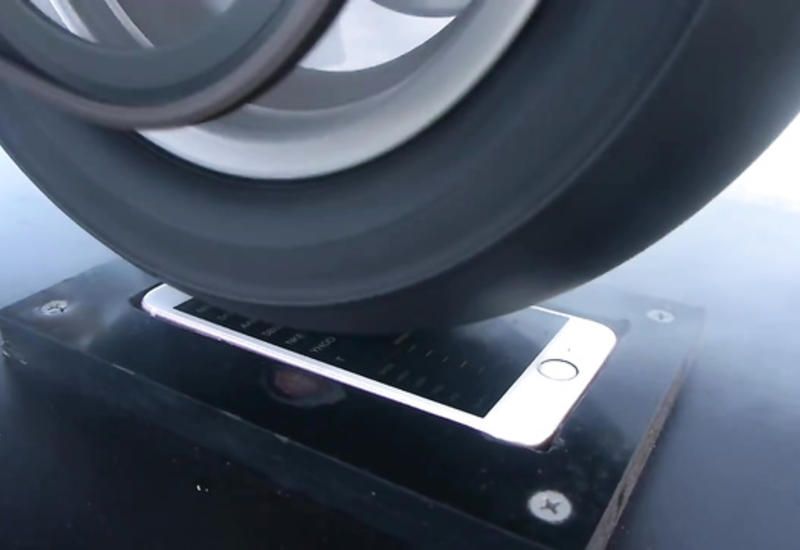 iPhone пытались "убить" с помощью мотоцикла