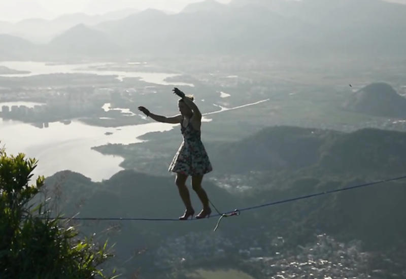 Девушка на каблуках выполняет очень опасный трюк