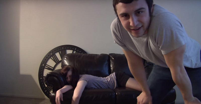 Девушка напилась и заснула, но поступок парня заслуживает уважения