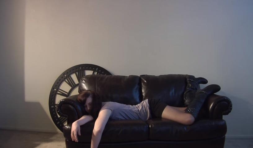 Девушка напилась и заснула, но поступок парня заслуживает уважения