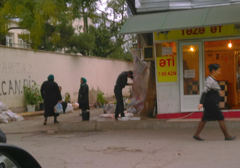 В Баку девочка, увидев это, отказалась есть мясо