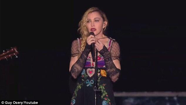 Мадонна расплакалась на сцене в Стокгольме