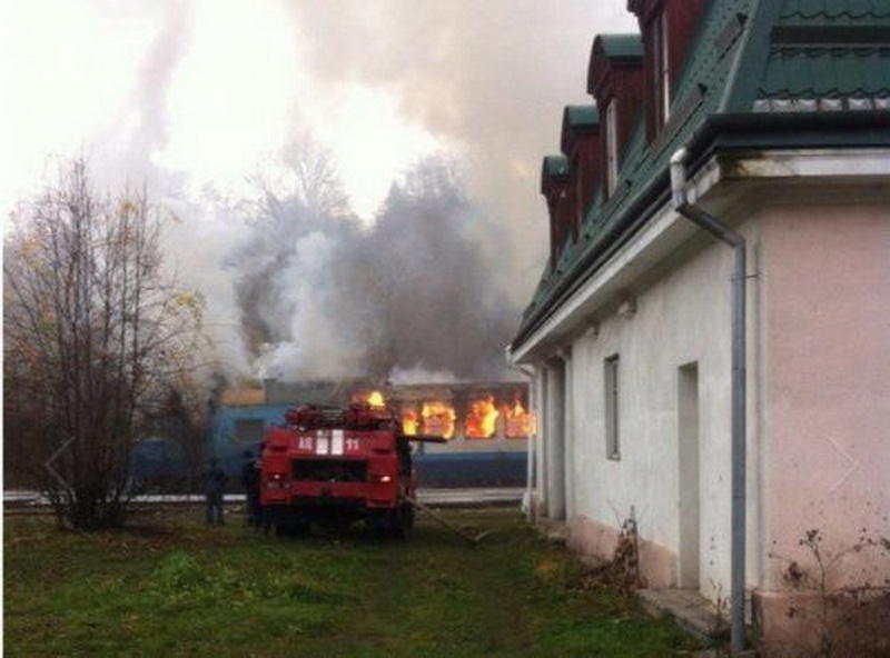 Пьяные пассажиры подожгли поезд