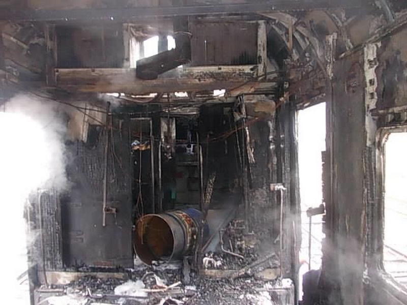 Пьяные пассажиры подожгли поезд