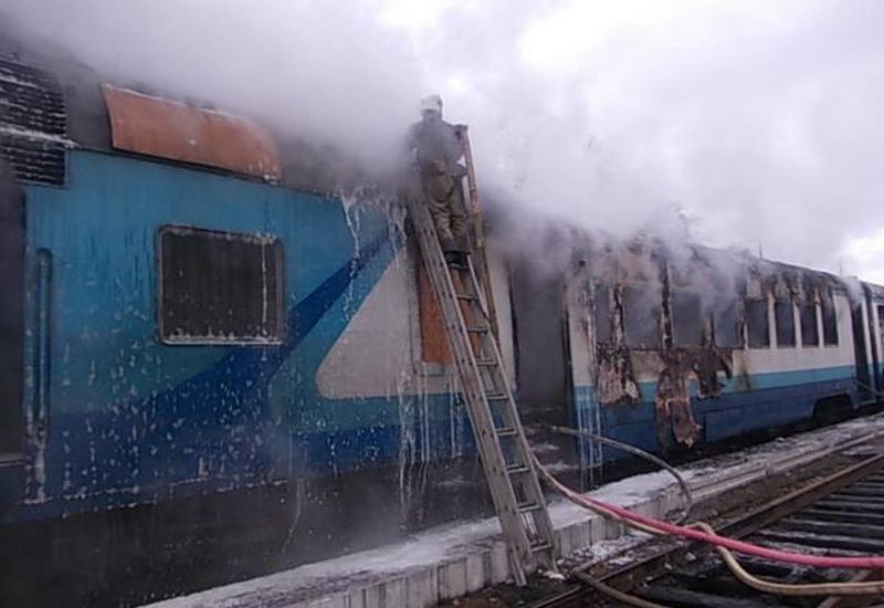 Пьяные пассажиры подожгли поезд