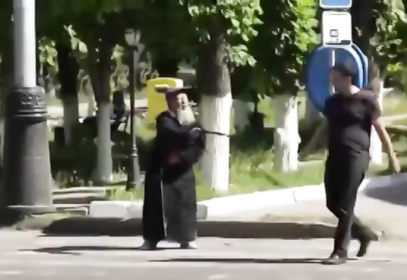 Дедушке помогли пройти дорогу, но потом...
