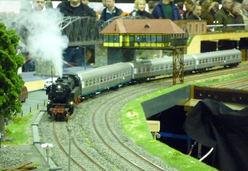 У взяточника изъяли 221 игрушечный поезд и 11 железных дорог