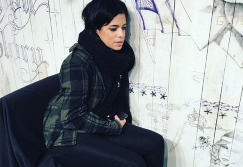 Она просунула руку в отверстие в стене, а когда вытащила...