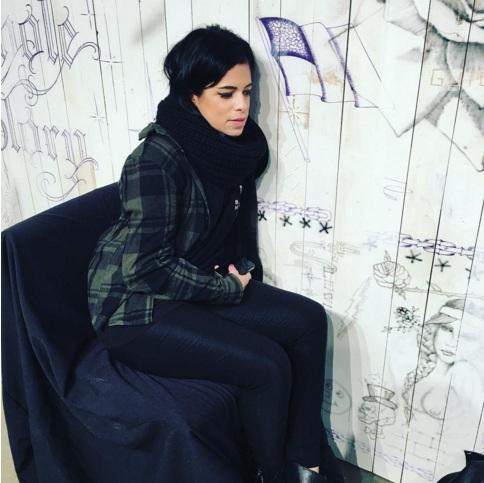 Она просунула руку в отверстие в стене, а когда вытащила...