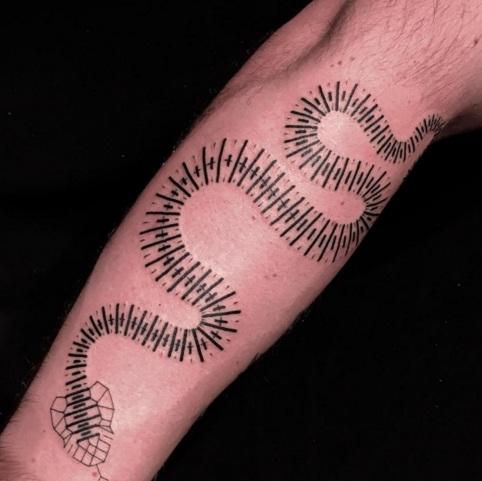 Она просунула руку в отверстие в стене, а когда вытащила...