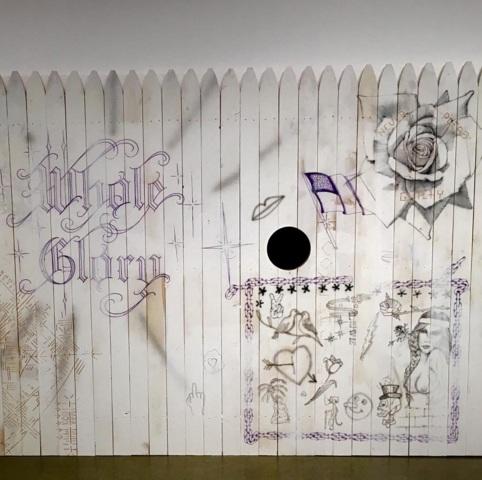 Она просунула руку в отверстие в стене, а когда вытащила...