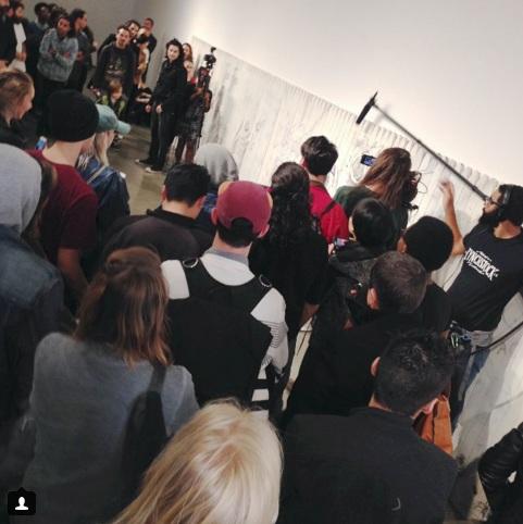 Она просунула руку в отверстие в стене, а когда вытащила...