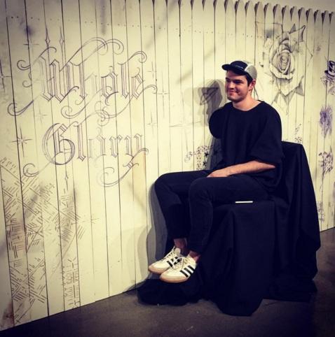 Она просунула руку в отверстие в стене, а когда вытащила...