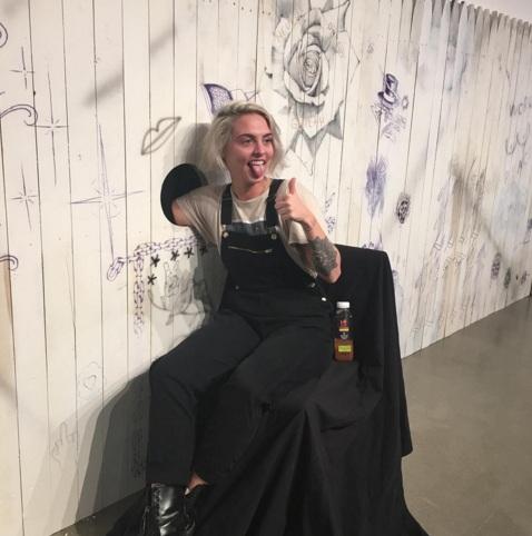 Она просунула руку в отверстие в стене, а когда вытащила...