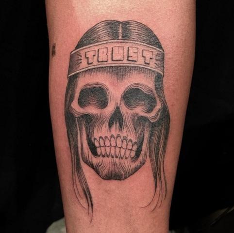 Она просунула руку в отверстие в стене, а когда вытащила...