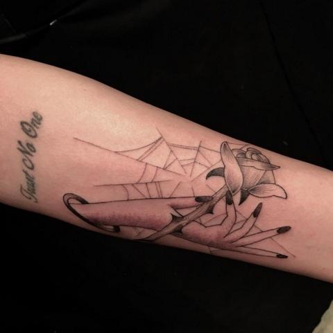 Она просунула руку в отверстие в стене, а когда вытащила...