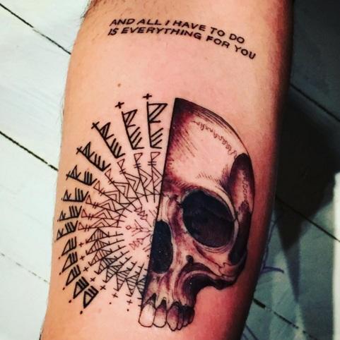 Она просунула руку в отверстие в стене, а когда вытащила...