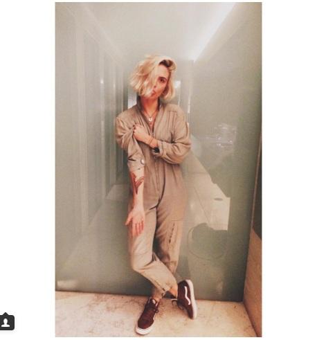 Она просунула руку в отверстие в стене, а когда вытащила...