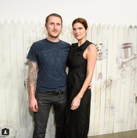 Она просунула руку в отверстие в стене, а когда вытащила...