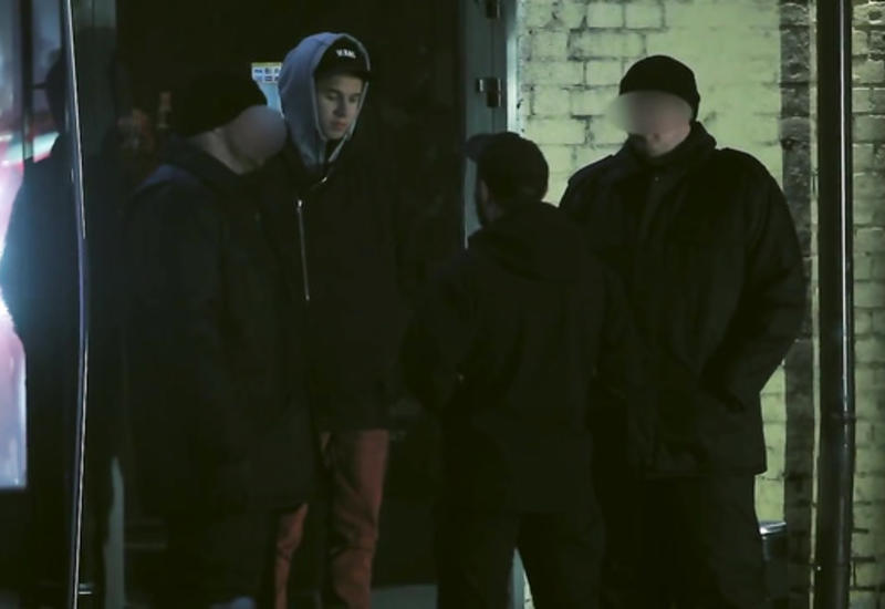 Парень на фейс-контроле унижает посетителей