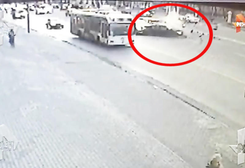 Porsche Cayenne протаранил 6 авто и троллейбус