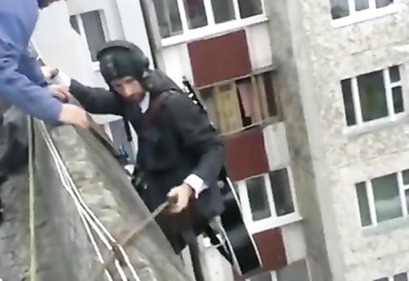 Парень спустился с крыши 9-этажа, чтобы сделать это