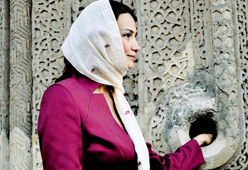 Qənirə Paşayeva maaşını türkmənlərə bağışladı