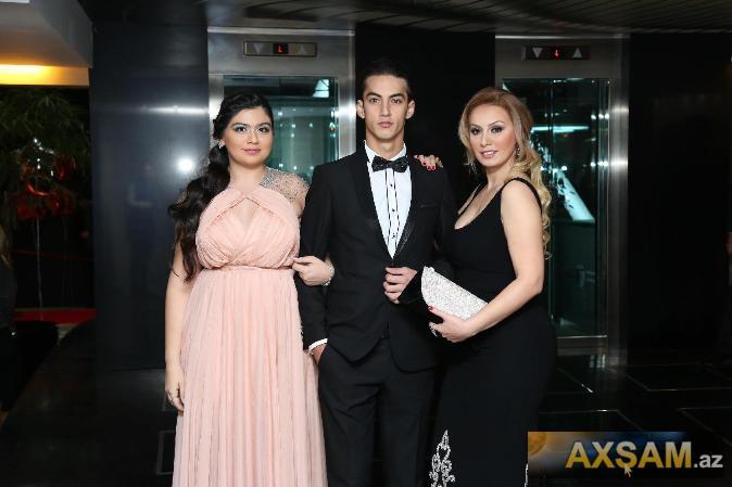 Roza Zərgərlinin oğlu və qızı ilə yeni