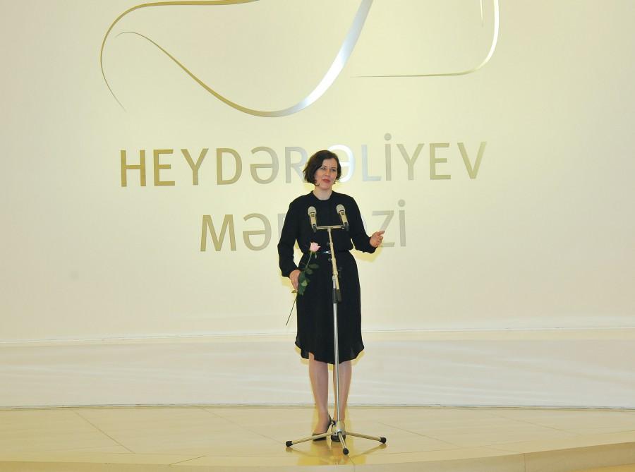 Вице-президент Фонда Гейдара Алиева Лейла Алиева ознакомилась с выставкой латвийских художников в Баку