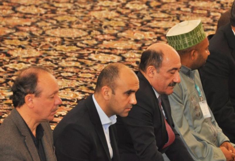 Əbülfəs Qarayev namaz qıldı