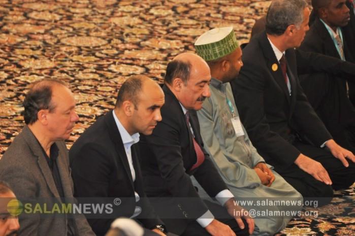 Əbülfəs Qarayev namaz qıldı