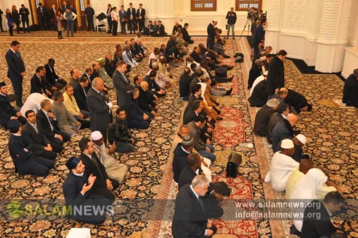 Əbülfəs Qarayev namaz qıldı