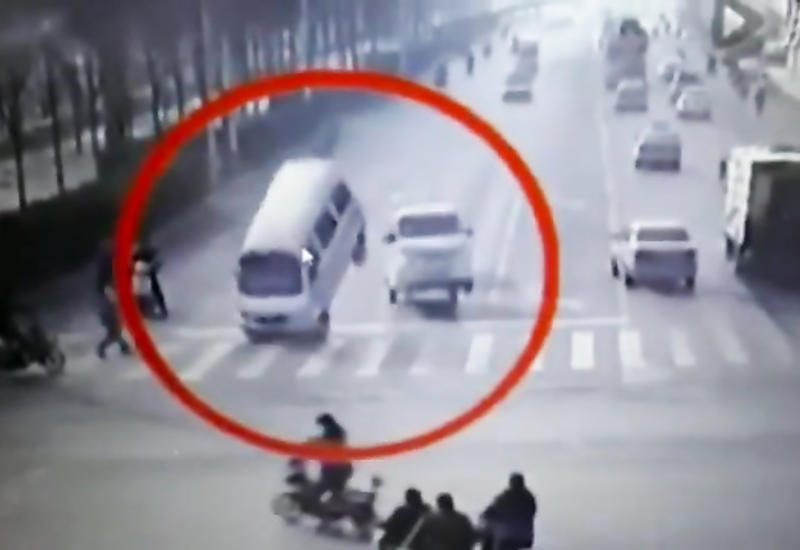 Уникальные кадры: машины взлетают на воздух