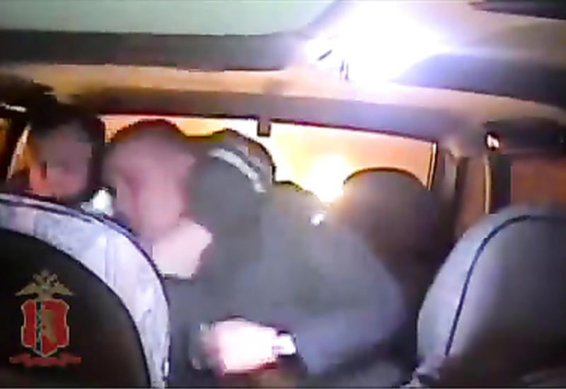 Водитель устроил погром в полицейской машине